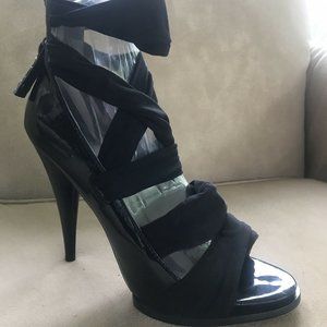 GUESS SZ 8M BLK Patent Heels 5” Tall Open Toe Scuba Fabric Ankle Strap Back Zip